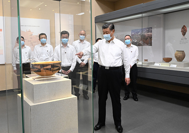 5月16日下昼，，，中共中央总书记、、、国家主席、、、中央军委主席习近平在前往陕西西安主持中国－中亚峰会途中，，，在山西运城博物馆考察。。