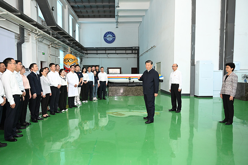 9月6日至8日，中共中央总书记、国家主席、中央军委主席习近平在黑龙江考察。。。这是7日上午，习近平在哈尔滨工程大学考察时，同师生代表亲热交流。。。